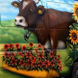 Airbrush v podobě krávy na dodávce
