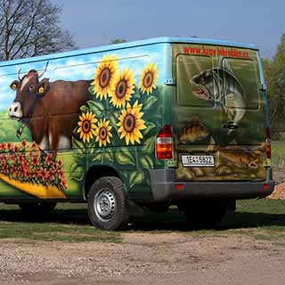 Airbrush na voze Mercedes Benz Sprinter s motivem květin a krávy pro Kravín Hrobice