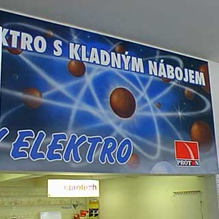 Airbrush v prodejně s elektrem s motivem vesmíru