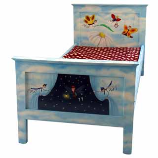 Masivní malovaná dětská postel s motivem broučků