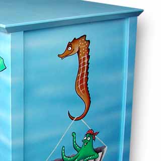 Malovaná skříňka s mořským koníkem