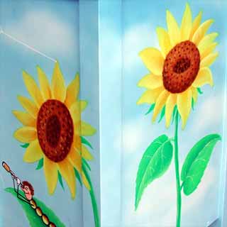 Malovaná skříňka s motivem slunečnic