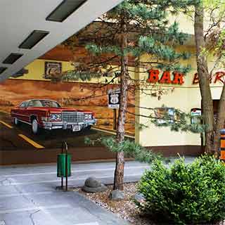 Venkovní malba na zdi Baraka baru v podobě Cadillacu Eldorado a Route 66, celkový pohled