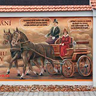 Venkovní malba na zdi společnosti CH Kovo s motivem koňského povozu a lidí