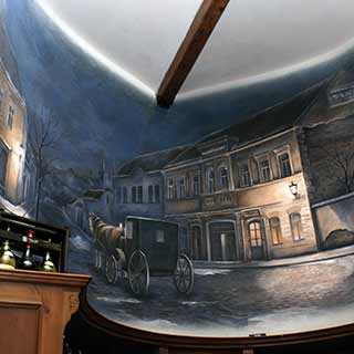 Nástěnná malba v restauraci Modrá hvězda s motivem noční uličky v Chrudimi