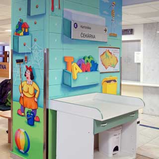 Uklízečka pod hladinou na nástěnné malbě v kartotéce dětského oddělení nemocnice v Motole