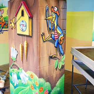 Dětská nástěnná malba datlem na dětském oddělení nemocnice v Pardubicích